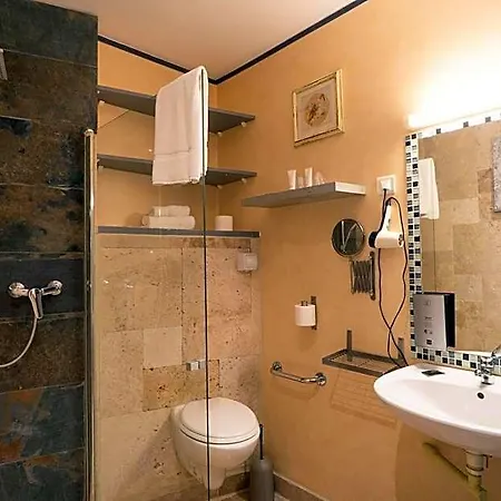Hotel Le President-gare Nimes Pont Du Gard 3*