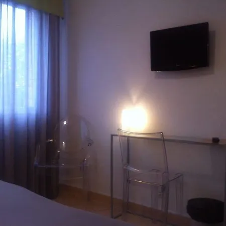 Hotel Le President-gare Nimes Pont Du Gard 3*